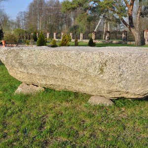 Duży kamień polny w ogrodzie