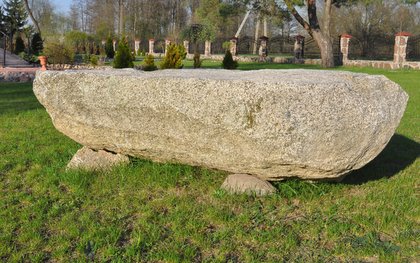 Duży kamień polny w ogrodzie