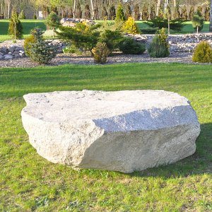 Duży kamień polny w ogrodzie